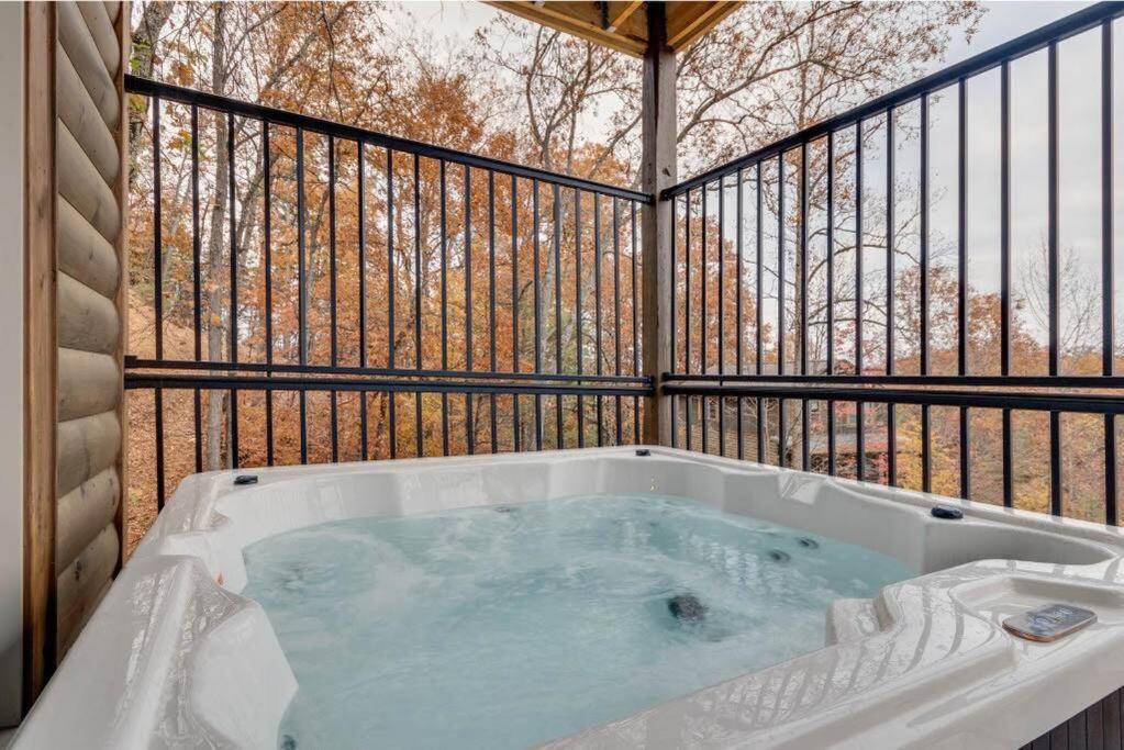 Blue Moon Ridge: Brand New Cabin! 5 Bedrooms, Pool/Hot Tub, Theatre Піджен-Фордж Екстер'єр фото